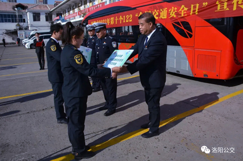 公交、交警戮力同心保安全