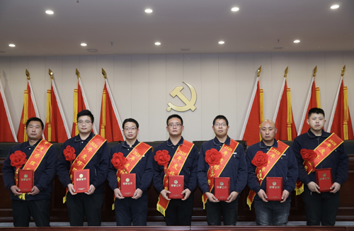 0206 修理能手從左至右依次為 邵冠峰、王寶玉、潘春樂(lè)、李龍、許特斯、韓利杰、寇增亮.jpg