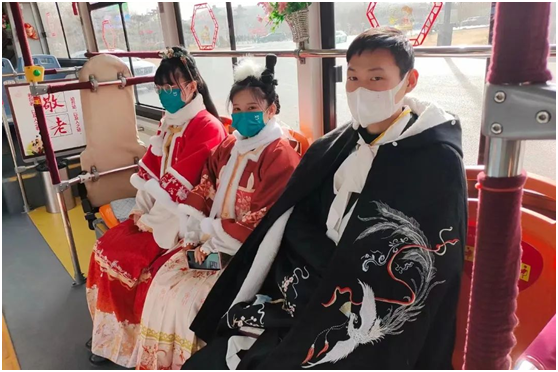 老家河南 心的春運︱熟悉的春節(jié)里！ 看洛陽公交人的過年儀式感 