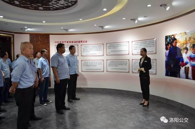 集團(tuán)機(jī)關(guān)組織黨員到“市民之家”廉潔文化宣傳教育館、家風(fēng)家訓(xùn)館和黨建館參觀學(xué)習(xí)