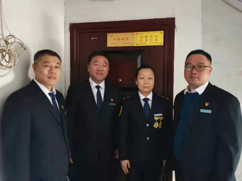 “一人得獎(jiǎng)，全家光榮” 送“牌”上門(mén)，集團(tuán)為標(biāo)兵先進(jìn)送去榮譽(yù)喜報(bào)牌匾
