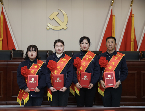 0207 從左至右依次為 點(diǎn)鈔能手王璐、充值能手孫昭娣、教學(xué)能手王慧娟、孫衛(wèi)東.jpg