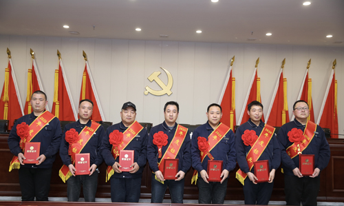 0202  標(biāo)兵從左至右依次為 苗田、尤建鵬、劉德斌、褚聰偉、王占峰、解偉強(qiáng)、馬群藝.jpg